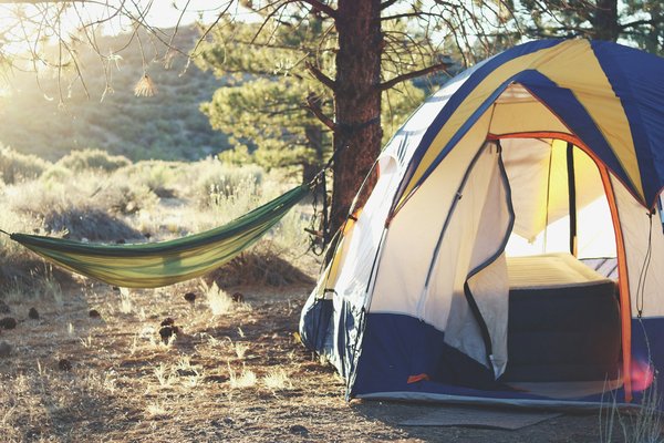 Quels sont les équipements essentiels pour un camping en région de haute montagne avec des adolescents?
